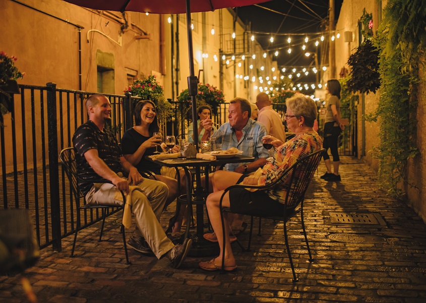 outdoor dining at Hoppin Johnz