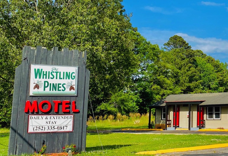 Whistling Pines Motel
